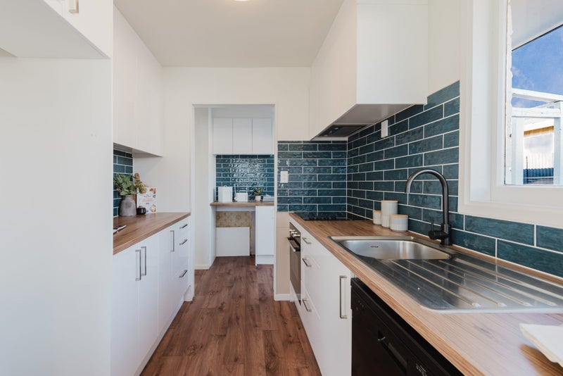 Sleek, Stylish & Ready to Move In!64295398828163112