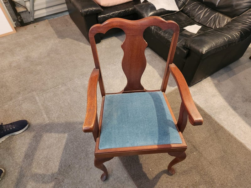 Dinning table and chairs64295386049793114