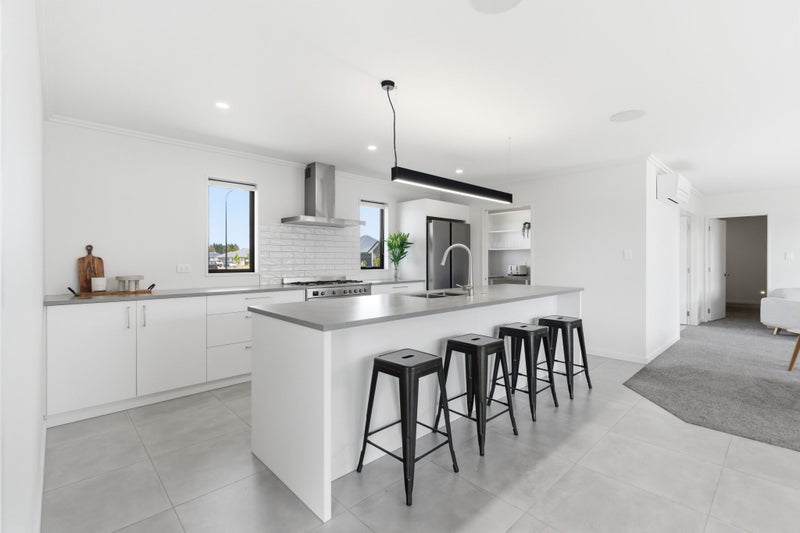 Step Into Refined Elegance64295398990593113