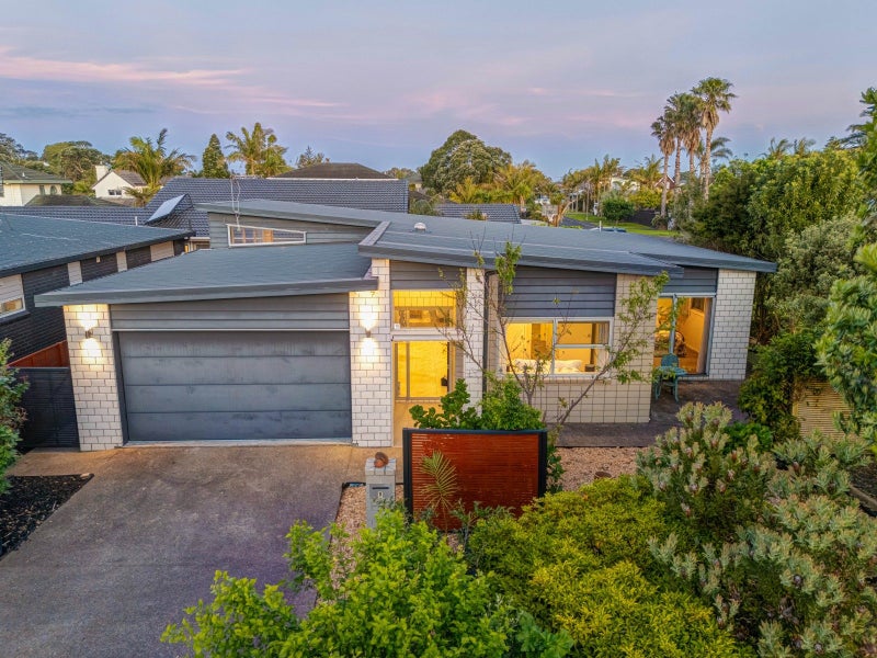 Single-Level Living – Walk to Beach64296194429185111