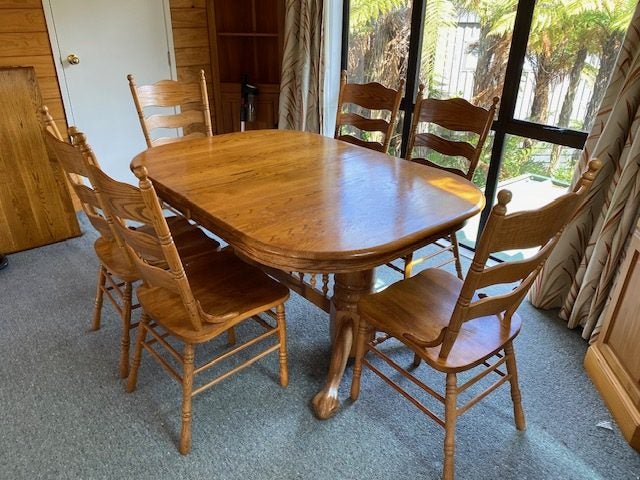 Beautiful old Oak Table & 8 chairs (extends to 2.45m)64296432600706112
