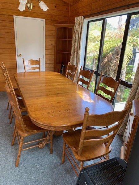 Beautiful old Oak Table & 8 chairs (extends to 2.45m)64296432600706110