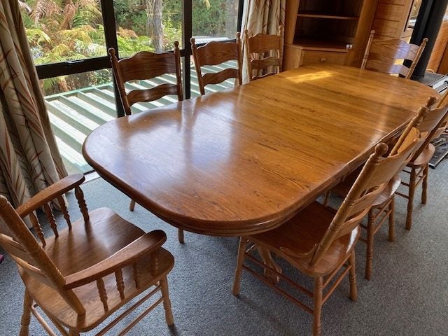 Beautiful old Oak Table & 8 chairs (extends to 2.45m)64296432600706111