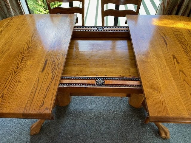 Beautiful old Oak Table & 8 chairs (extends to 2.45m)64296432600706114