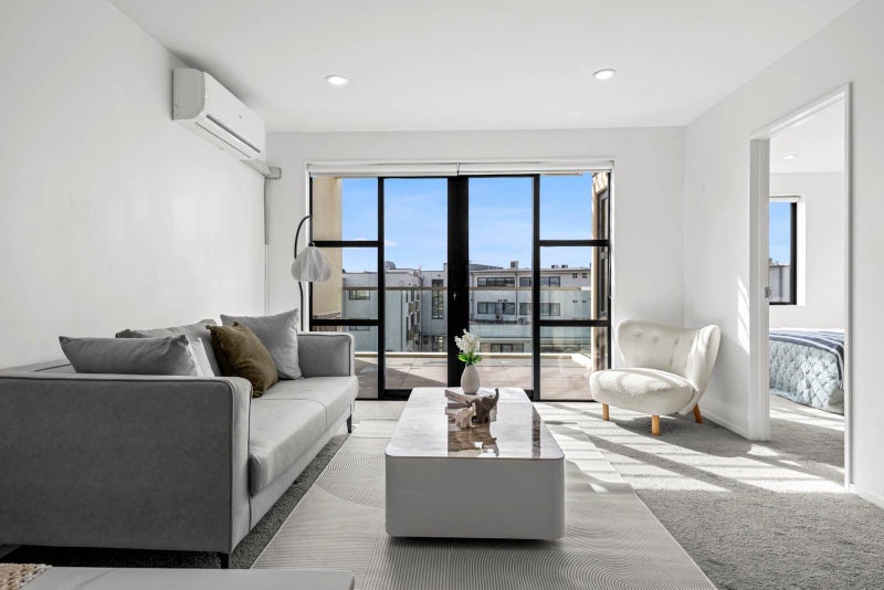 Simplify Your Life — Top-Floor Apartment in Ra...64373868081283110