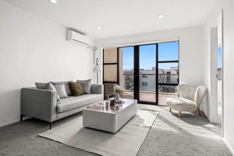 Simplify Your Life — Top-Floor Apartment in Ra...64373868081283111