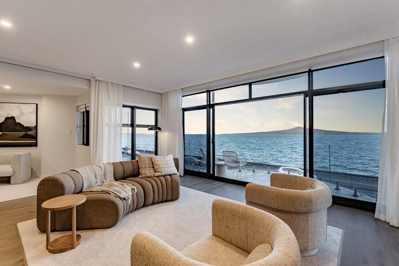 Euro-Style Condo with World-Class Vistas64296582911618110