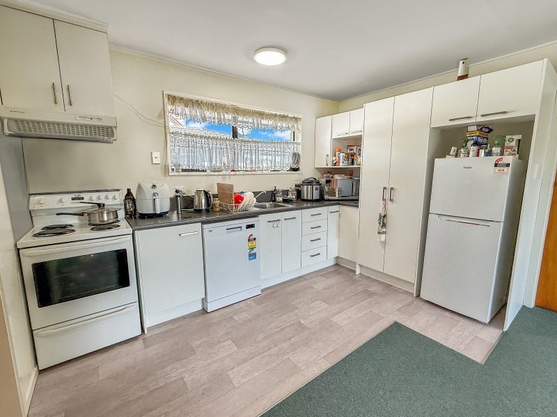 Solid, sunny and conveniently located64297195434497112