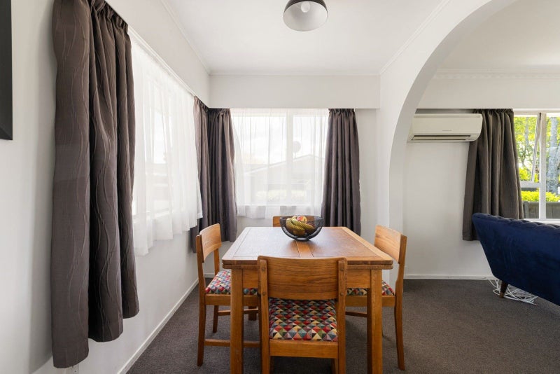 Entry into Hamilton East64303660337538114