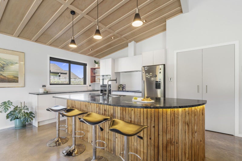 Entertainers paradise in a tranquil setting64303660424705114