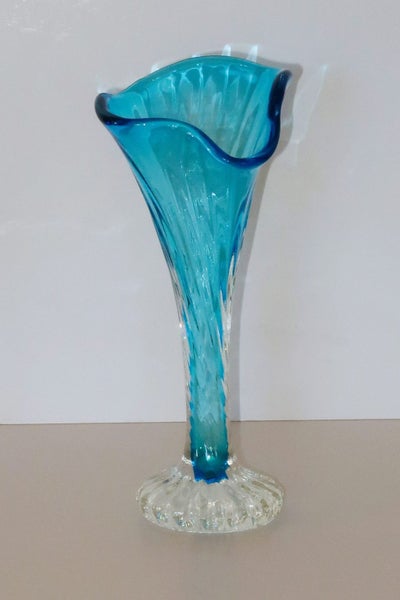 ***STUNNING VINTAGE TURQUOISE TWISTED GLASS PULPIT VASE*** Carousel 1
