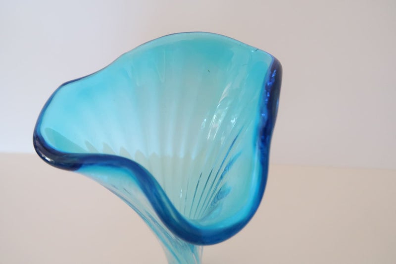 ***STUNNING VINTAGE TURQUOISE TWISTED GLASS PULPIT VASE*** Carousel 2