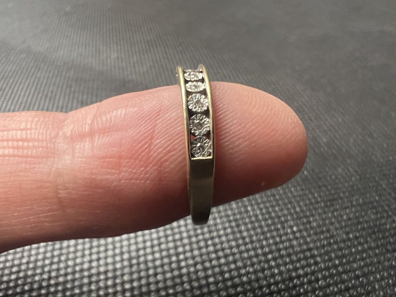 9ct Gold Diamond Illusion-Set Band Ring - Lot F305 Carousel 2