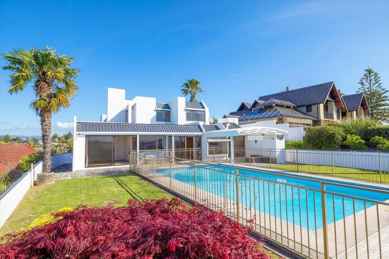 ENDLESS WATER VIEWS - SUPERB LOCATION64305195491458114