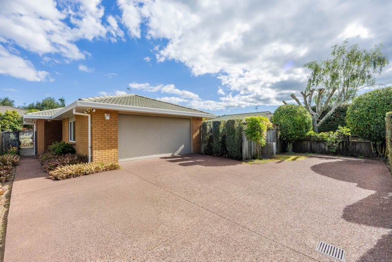 Peaceful, Private & Perfectly Positioned in Albany64306205213313110