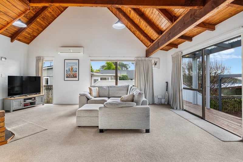 Coastal, Cosy & So Close To The Sand!64305794497409111