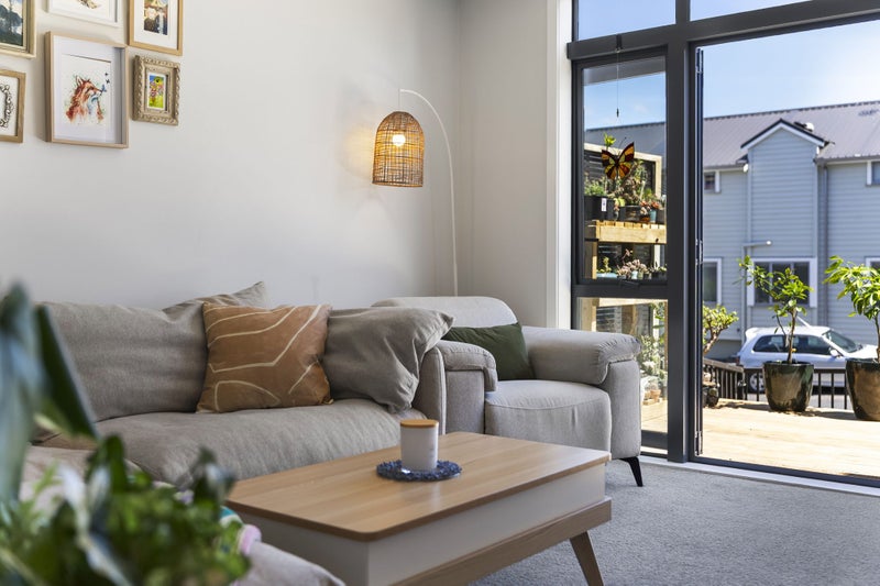 Sunny, Stylish & Super Convenient64306699771777111