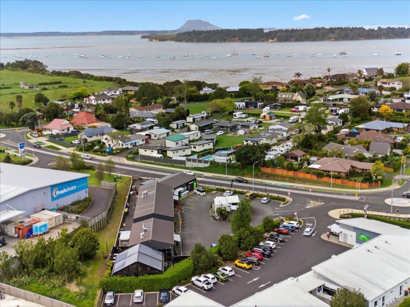 Multi-tenanted investment on large freehold site64307325681667111