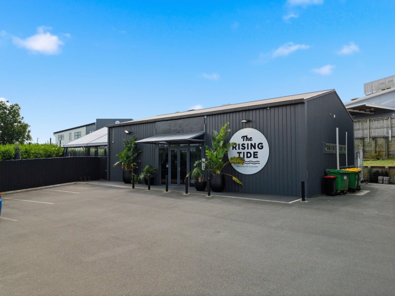 Multi-tenanted investment on large freehold site64307325681667112