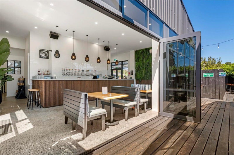 Multi-tenanted investment on large freehold site64307325681667113