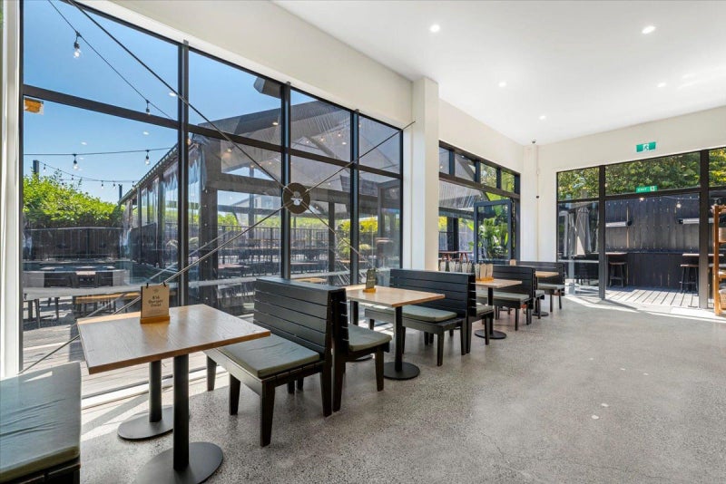 Multi-tenanted investment on large freehold site64307325681667114