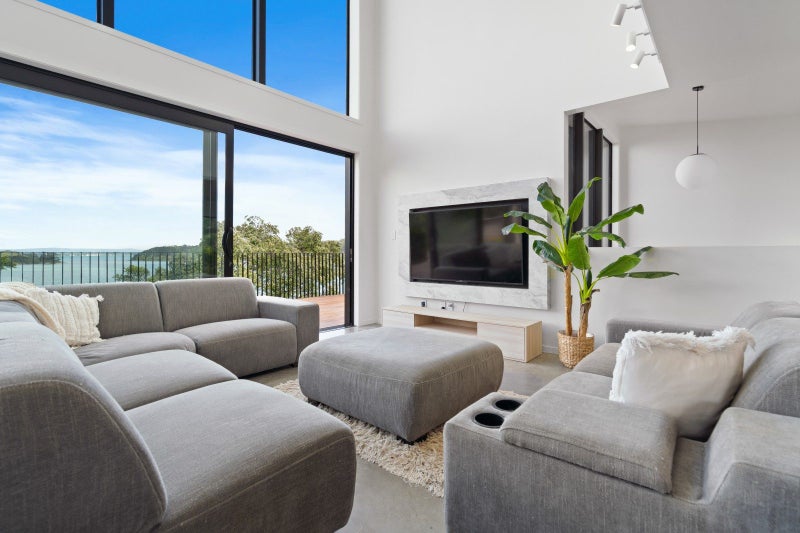 Waterfront luxury with private beach access64307325731969113