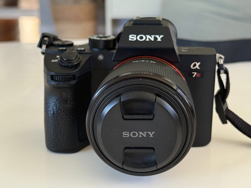 Sony A7R III 42.4MP Mirrorless Camera + Sony FE 50mm f/1.8 Lens Bundle64308145959426110
