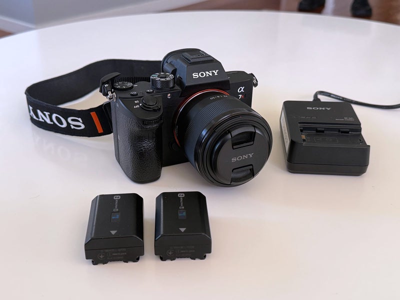 Sony A7R III 42.4MP Mirrorless Camera + Sony FE 50mm f/1.8 Lens Bundle64308145959426111