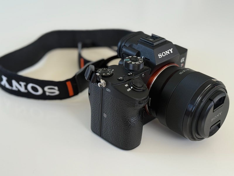 Sony A7R III 42.4MP Mirrorless Camera + Sony FE 50mm f/1.8 Lens Bundle64308145959426112