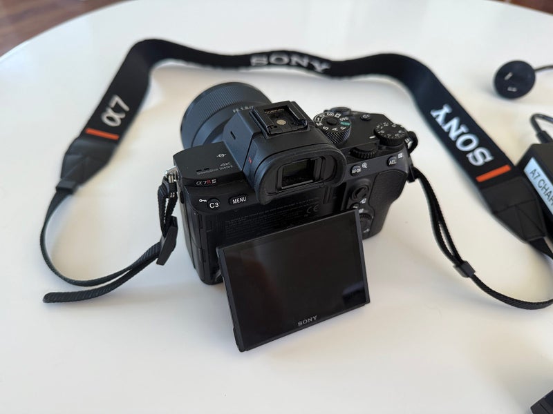 Sony A7R III 42.4MP Mirrorless Camera + Sony FE 50mm f/1.8 Lens Bundle64308145959426113