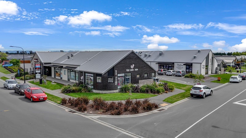 Multi-tenanted suburban retail complex64314149462018110