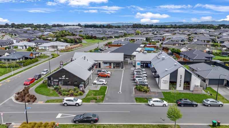 Multi-tenanted suburban retail complex64314149462018112