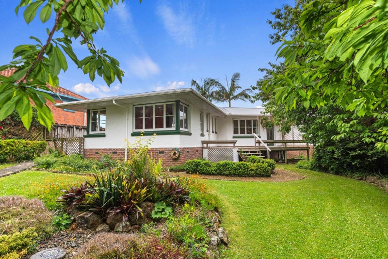 Spacious & Sunny 1950's Gem -1152m2 Section64314878211715110