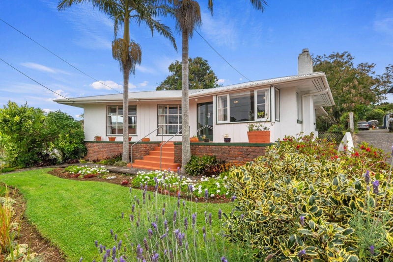 Spacious & Sunny 1950's Gem -1152m2 Section64314878211715111