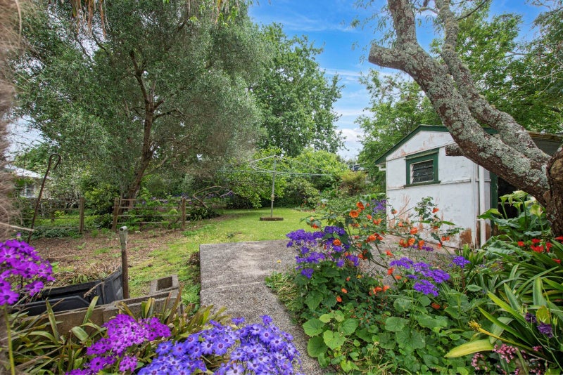 Spacious & Sunny 1950's Gem -1152m2 Section64314878211715112