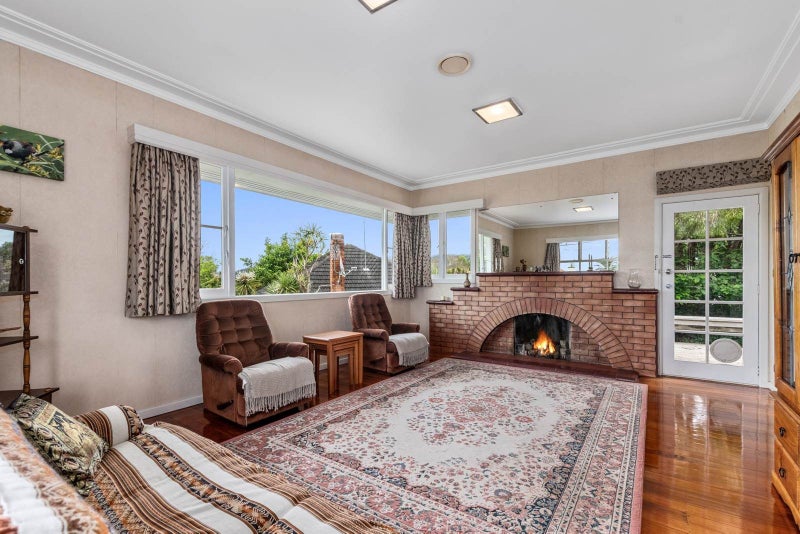 Spacious & Sunny 1950's Gem -1152m2 Section64314878211715114