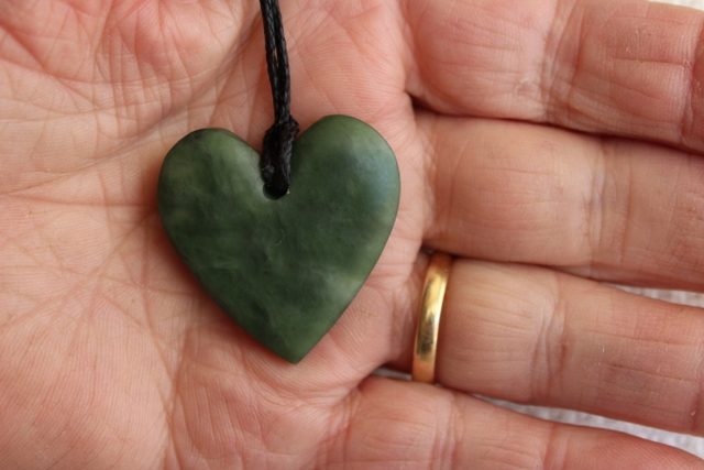 HEART PENDANT MATTE FINISHED KAWAKAWA POUNAMU / MEDIUM Carousel 1