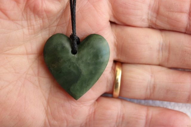 HEART PENDANT MATTE FINISHED KAWAKAWA POUNAMU / MEDIUM Carousel 2
