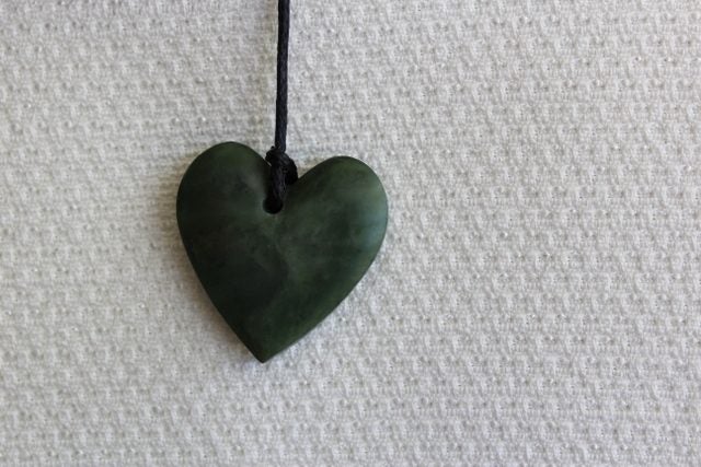 HEART PENDANT MATTE FINISHED KAWAKAWA POUNAMU / MEDIUM Carousel 3