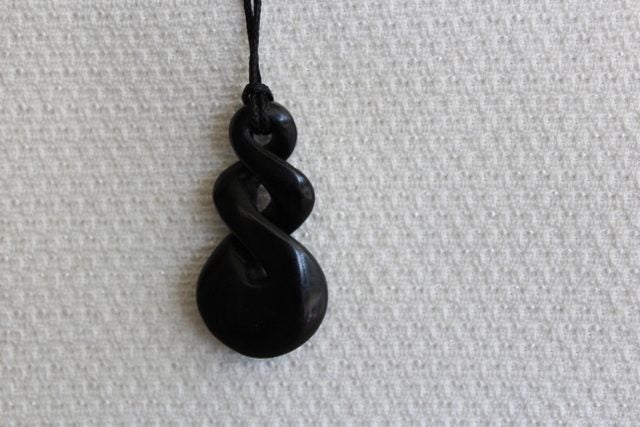 BEAUTIFUL DOUBLE TWIST PENDANT KAWAKAWA / JADE # 144L Carousel 3