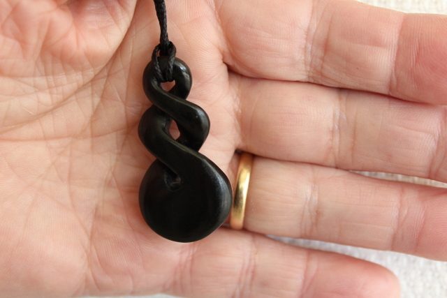 BEAUTIFUL DOUBLE TWIST PENDANT KAWAKAWA / JADE # 144L Carousel 2