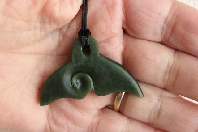 WHALE TAIL /KORU PENDANT KAWAKAWA POUNAMU Carousel 1