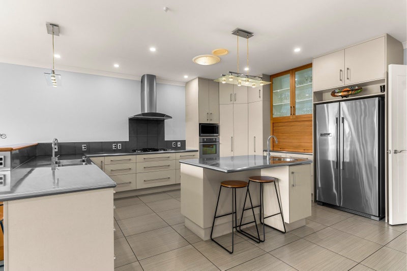 Built for large families and storage64315645749889112