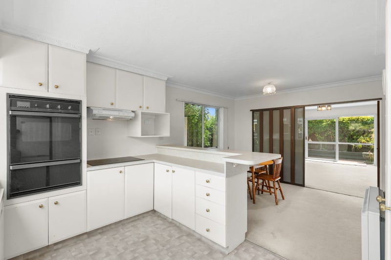 2 minute walk to Burnside High!64316152333314112