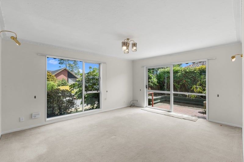 2 minute walk to Burnside High!64316152333314114