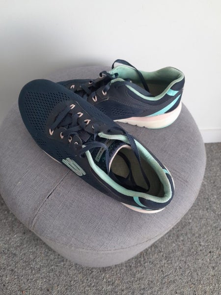 ** SKECHERS** Womens size US 7 Carousel 1