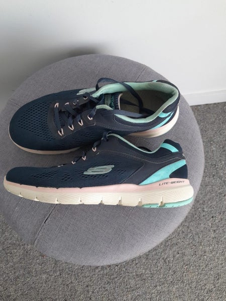 ** SKECHERS** Womens size US 7 Carousel 2