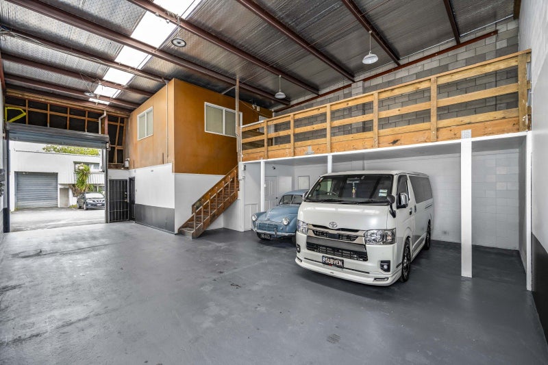 Recently refurbished with vacant possession64316967632387112