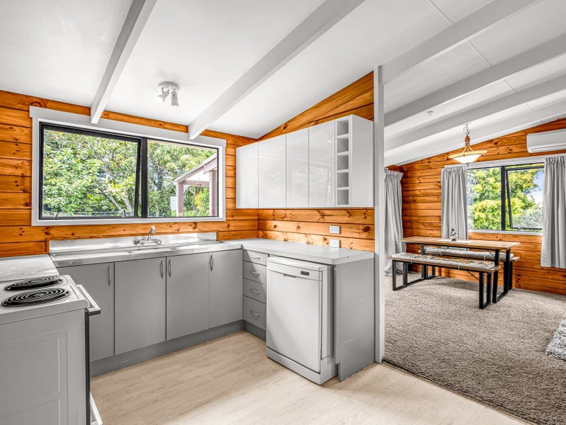 Unique Hillside Hideaway64317503216258112