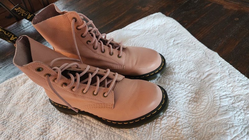 ~" Dr Martens "~ Pascal Peach Leather Lace Up Boots ~ Size 9 ~64419217123713114